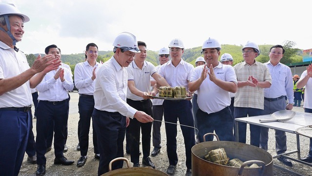 Lãnh đạo tỉnh Quảng Ngãi cùng đoàn công tác tham gia nấu bánh chưng động viên người lao động đang thi công dự án cao tốc Quảng Ngãi – Hoài Nhơn