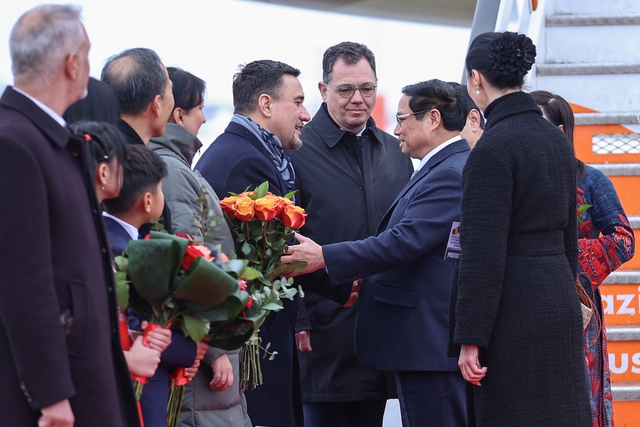Thủ tướng Phạm Minh Chính và Phu nhân tới thủ đô Bucharest- Ảnh 2.