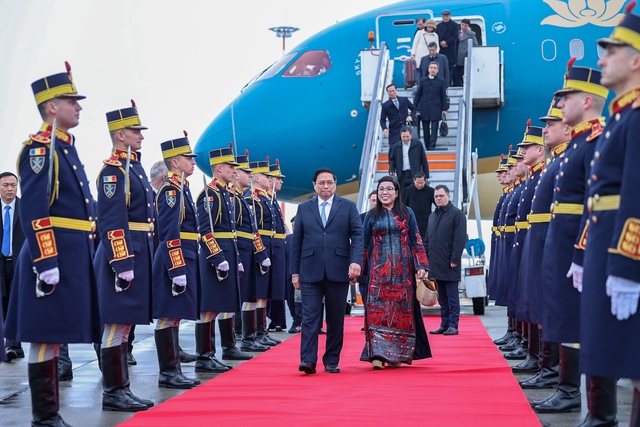 Thủ tướng Phạm Minh Chính và Phu nhân tới thủ đô Bucharest- Ảnh 4.