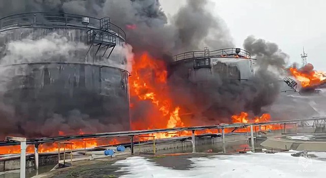 UAV Ukraine tấn công, khói lửa bao trùm kho dầu Nga- Ảnh 1.