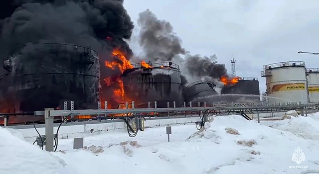 UAV Ukraine tấn công, khói lửa bao trùm kho dầu Nga- Ảnh 2.