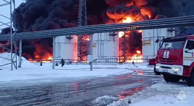 UAV Ukraine tấn công, khói lửa bao trùm kho dầu Nga- Ảnh 3.