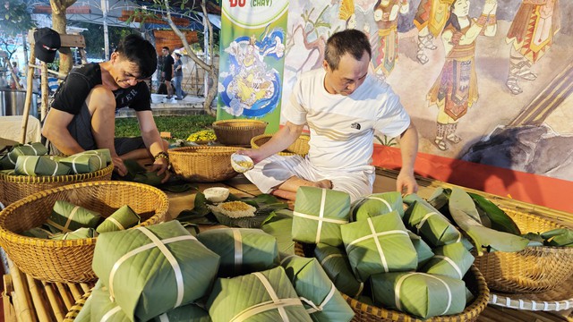 Nghệ nhân gói “bánh chưng đất Tổ” tại TP HCM