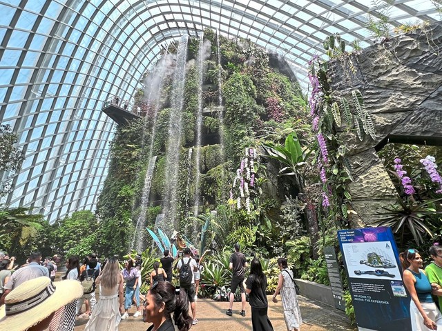 Nhà kính Cloud Forest khổng lồ tại Gardens by the Bay, nơi tận dụng rác thải để tạo năng lượng và thu thập nước mưa tưới cây Ảnh: DPA