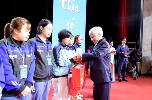 Ông Đỗ Văn Chiến - Bí thư Trung ương Đảng, Chủ tịch Ủy ban Trung ương Mặt trận Tổ quốc Việt Nam trao quà cho công nhân lao động tại Chương trình Tết Sum vầy năm 2024