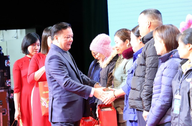 Bí thư Thành ủy Hà Nội Đinh Tiến Dũng trao quà tết cho công nhân lao động ở thủ đô tại lễ kỷ niệm 10 năm Tết Sum vầy năm 2024