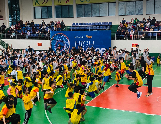 Học sinh Hà Nội hào hứng chơi bóng rổ với các cầu thủ Saigon Heat- Ảnh 1.