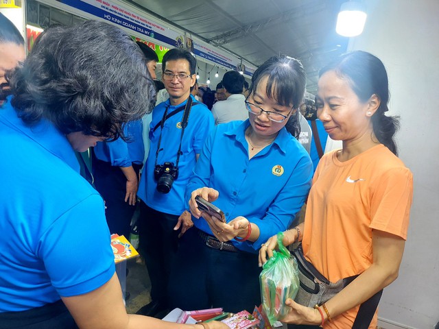 Hàng ngàn CNVC-LĐ tham gia phiên chợ không dùng tiền mặt- Ảnh 3.