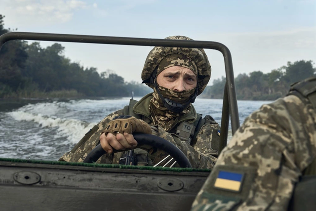 Binh sĩ Ukraine tác chiến trên sông Dnieper. Ảnh: BI