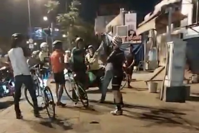 TP HCM: Nhóm người đi xe đạp đánh người ở đường Phạm Văn Đồng- Ảnh 1.