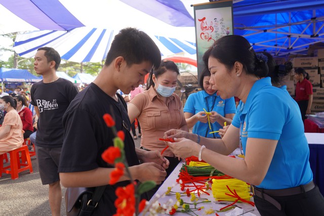 Hàng ngàn công nhân sắm Tết tại “Phiên chợ 0 đồng”- Ảnh 3.