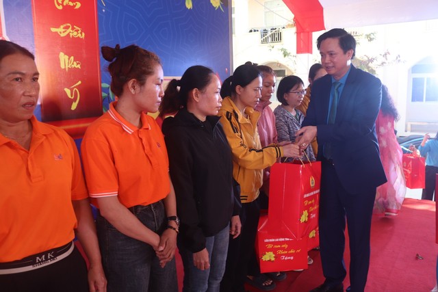 Chương trình "Tết sum vầy - Xuân chia sẻ" đến với 5.000 công nhân nghèo ở Quảng Bình- Ảnh 2.