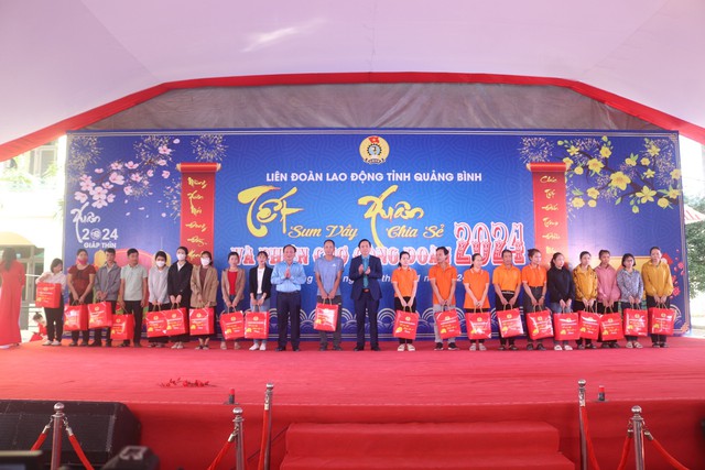 Chương trình "Tết sum vầy - Xuân chia sẻ" đến với 5.000 công nhân nghèo ở Quảng Bình- Ảnh 3.