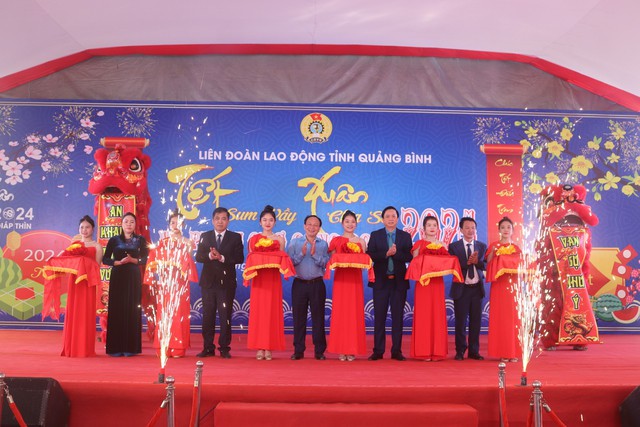 Chương trình "Tết sum vầy - Xuân chia sẻ" đến với 5.000 công nhân nghèo ở Quảng Bình- Ảnh 1.