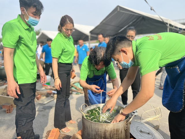 Công nhân hào hứng gói bánh chưng, bánh tét tại chương trình "Xuân rộn ràng"- Ảnh 5.