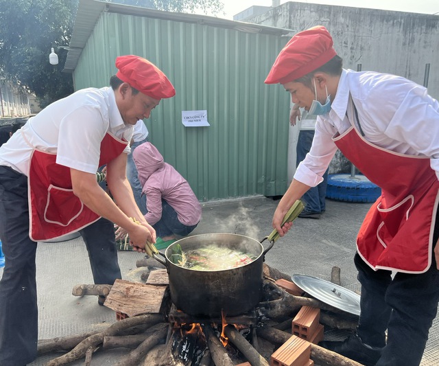 Công nhân hào hứng gói bánh chưng, bánh tét tại chương trình "Xuân rộn ràng"- Ảnh 4.