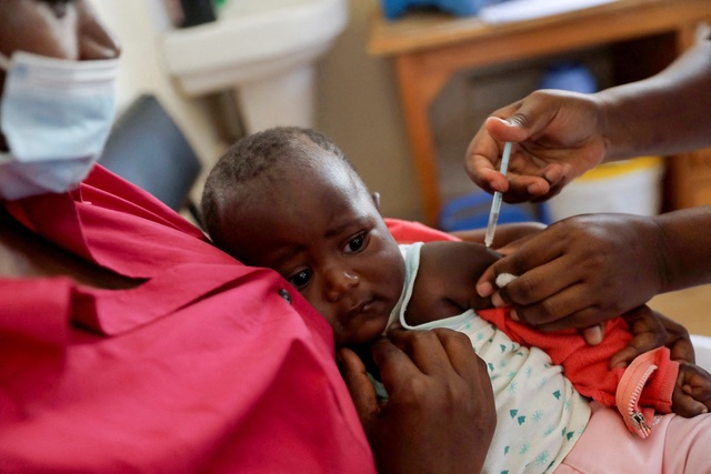 Một em bé được tiêm vắc-xin sốt rét tại một bệnh viện ở Kenya hồi tháng 7-2022 Ảnh: Reuters