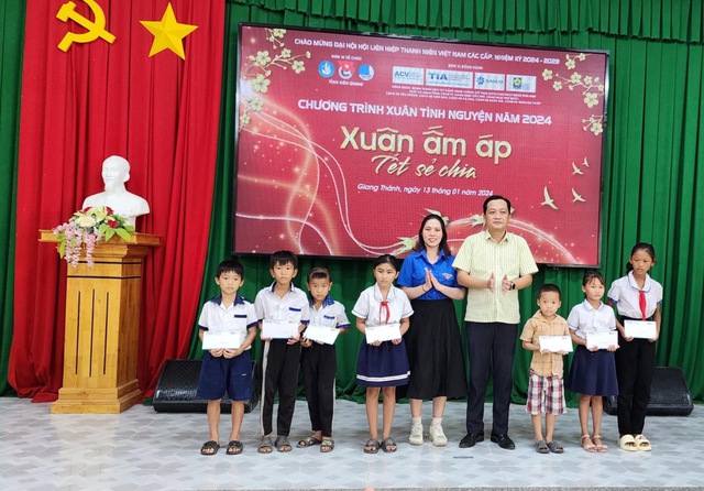 SASCO và hành trình "Xuân yêu thương" khắp mọi miền đất nước
- Ảnh 5.