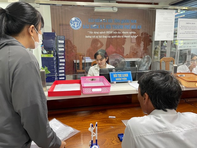 Người lao động làm thủ tục tại BHXH TP Hội An, tỉnh Quảng Nam