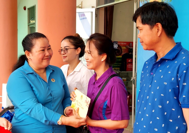 Bà Lê Thị Kim Thúy - Phó Chủ tịch LĐLĐ TP HCM - chúc Tết, tặng quà cho đoàn viên Ảnh: CAO HƯỜNG