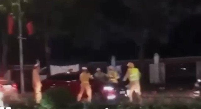 VIDEO: Bị kiểm tra nồng độ cồn, tài xế lao ôtô vào CSGT rồi bỏ chạy- Ảnh 1.
