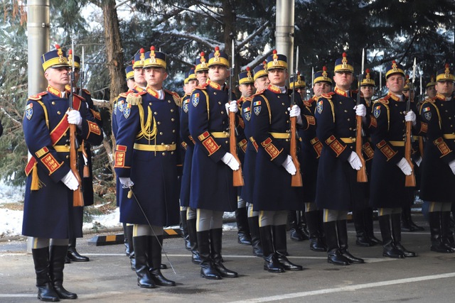 Lễ đón Thủ tướng Phạm Minh Chính thăm chính thức Romania- Ảnh 6.