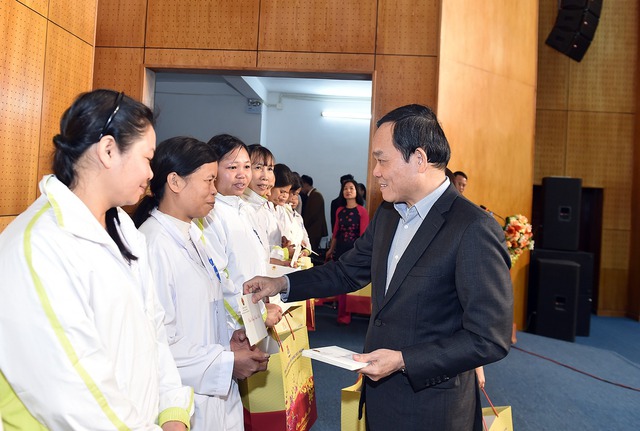 Phó Thủ tướng Trần Lưu Quang trao quà Tết cho công nhân có hoàn cảnh khó khăn trên địa bàn tỉnh Hòa Bình