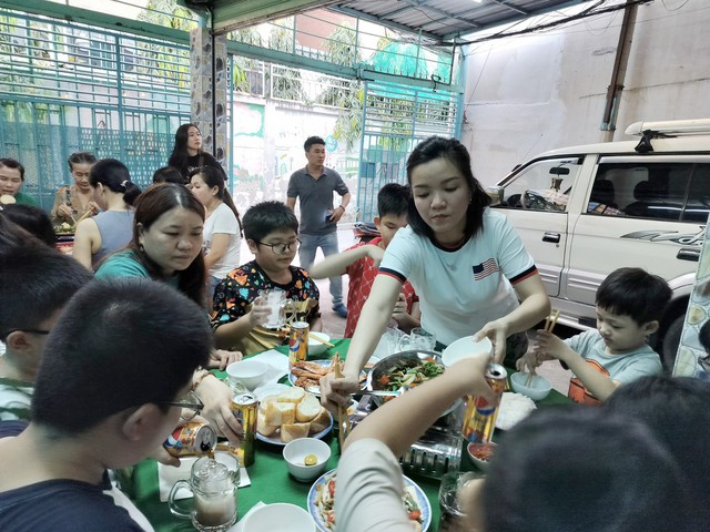 Chủ nhà trọ chi hàng chục triệu đồng đãi tất niên và tặng quà Tết cho công nhân- Ảnh 4.