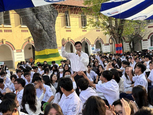 Sau "Mai Vàng", NSƯT Võ Minh Lâm quấy động Sân khấu học đường Marie Curie- Ảnh 1.