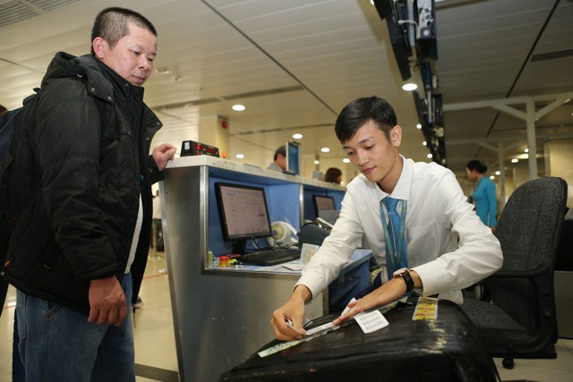 Hành khách làm thủ tục tại sân bay Tân Sơn Nhất  Ảnh: HOÀNG TRIỀU