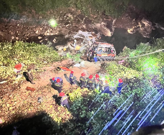 Hiện trường vụ xe khách chở 22 người lao xuống vực trên cao tốc La Sơn - Tuý Loan- Ảnh 5.