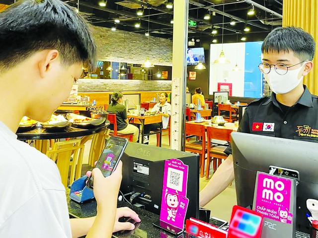 Không chỉ các bạn trẻ, mở MoMo quét QR thanh toán trở thành thói quen tiêu dùng hàng ngày của người Việt
