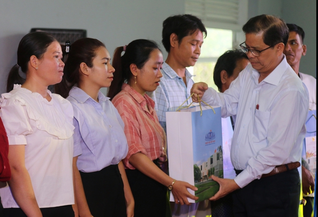 Phó Chủ tịch Quốc hội Nguyễn Khắc Định tặng quà cho người lao động Khánh Hòa- Ảnh 4.