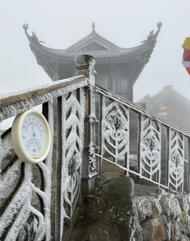 Băng tuyết phủ trắng chùa Đồng trên đỉnh Yên Tử- Ảnh 4.