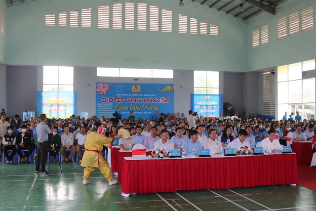 Phó Chủ tịch Quốc hội Nguyễn Khắc Định tặng quà cho người lao động Khánh Hòa- Ảnh 5.