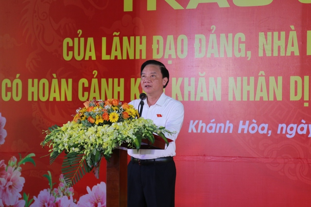 Phó Chủ tịch Quốc hội Nguyễn Khắc Định tặng quà cho người lao động Khánh Hòa- Ảnh 1.