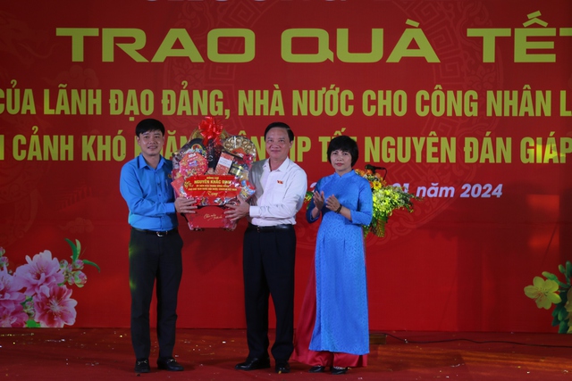 Phó Chủ tịch Quốc hội Nguyễn Khắc Định tặng quà cho người lao động Khánh Hòa- Ảnh 6.