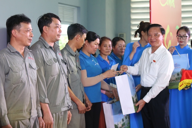 Phó Chủ tịch Quốc hội Nguyễn Khắc Định tặng quà cho người lao động Khánh Hòa- Ảnh 2.