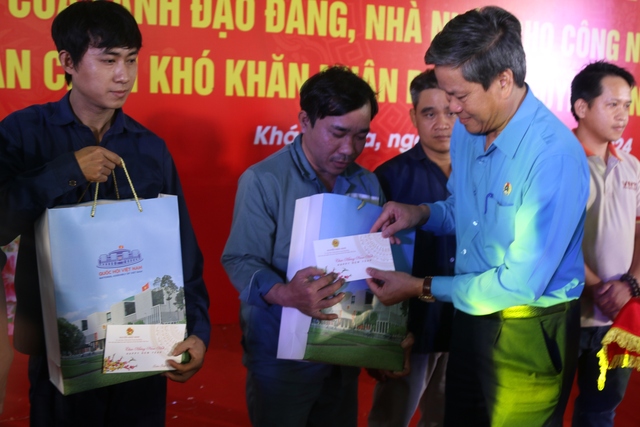 Phó Chủ tịch Quốc hội Nguyễn Khắc Định tặng quà cho người lao động Khánh Hòa- Ảnh 3.