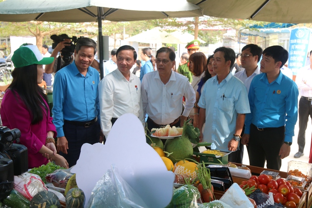 Phó Chủ tịch Quốc hội Nguyễn Khắc Định tặng quà cho người lao động Khánh Hòa- Ảnh 7.