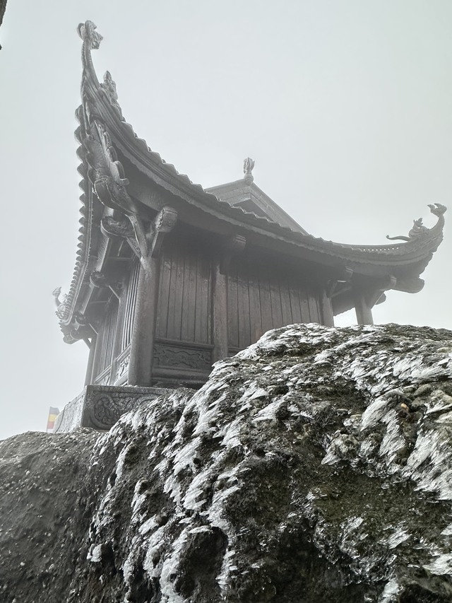 Băng tuyết phủ trắng chùa Đồng trên đỉnh Yên Tử- Ảnh 5.