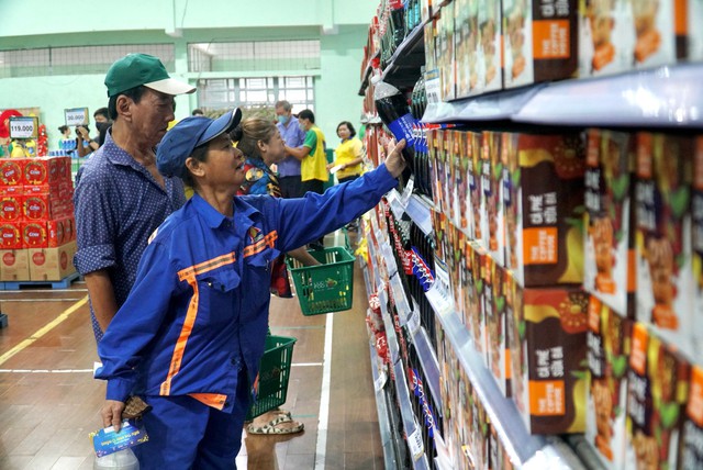TP HCM: Người khó khăn thỏa thích sắm Tết tại siêu thị mini 0 đồng- Ảnh 1.