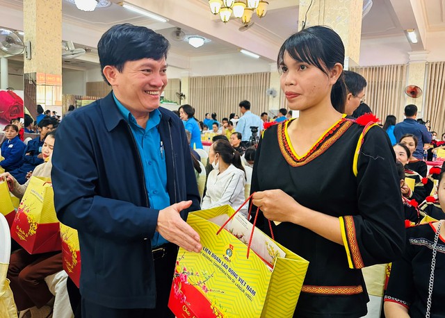 Đoàn công tác trung ương tặng quà cho đoàn viên - lao động tại Đắk Lắk- Ảnh 3.