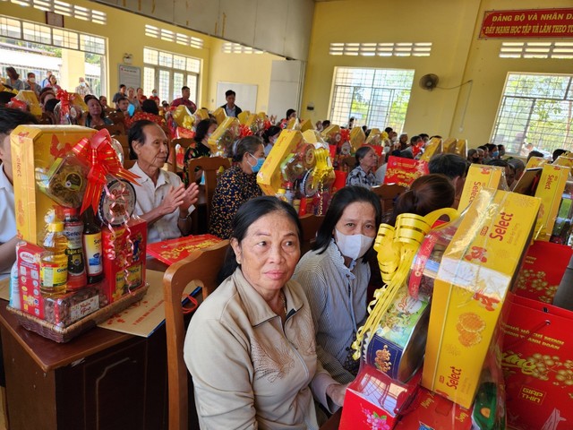 VWS tặng quà Tết cho người dân xã Quới Sơn- Ảnh 2.