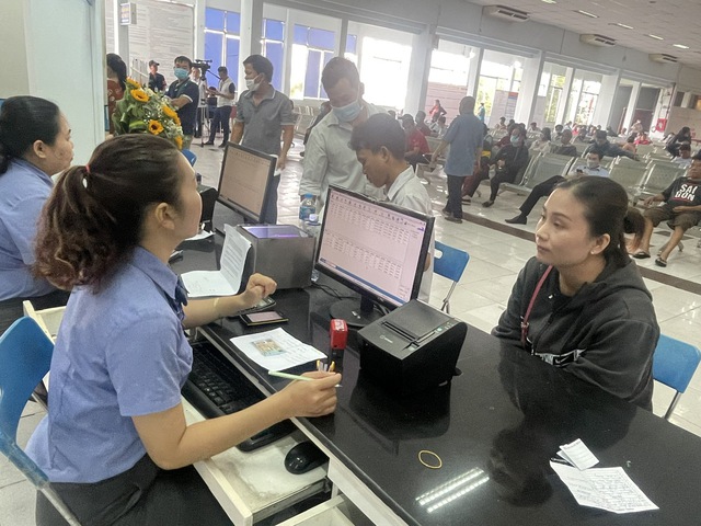 Hành khách mua vé tàu Tết Giáp Thìn tại ga Sài GònẢnh: THU HỒNG