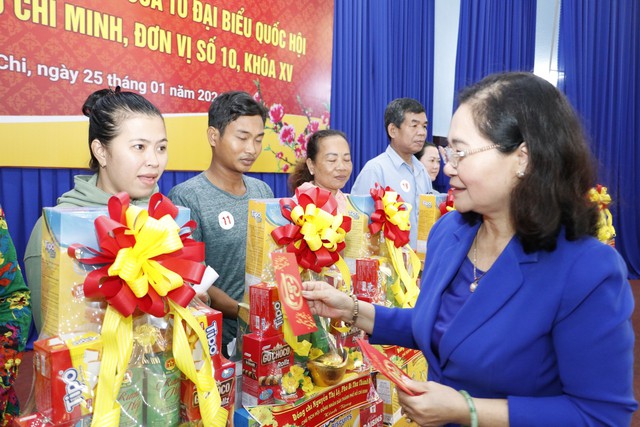 Chủ tịch HĐND TP HCM Nguyễn Thị Lệ tặng quà Tết cho người dân huyện Củ ChiẢnh: NGUYỄN PHAN
