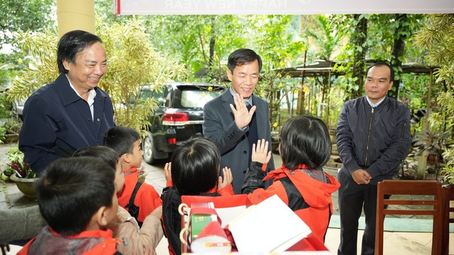 Xúc động với lời nói của chủ tịch tỉnh Thừa Thiên - Huế khi thăm trung tâm bảo trợ trẻ em- Ảnh 1.