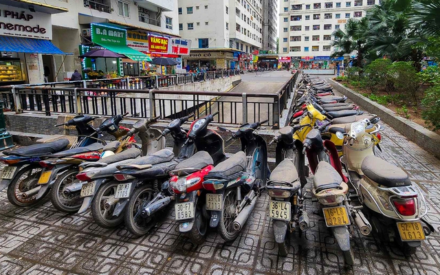 Cận cảnh hàng trăm xe đạp, xe máy bị "bỏ quên" trong hầm chung cư- Ảnh 4.