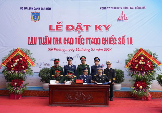 Lãnh đạo Bộ Tư lệnh Cảnh sát biển và Công ty TNHH một thành viên Đóng tàu Hồng Hà ký biên bản đặt ky tàu tuần tra cao tốc TT-400 Ảnh: TTXVN