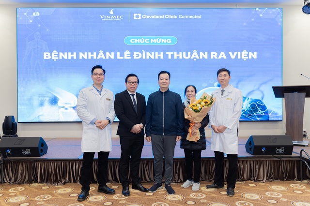 Bệnh nhân Thuận (chính giữa) ra viện trong niềm vui của gia đình và ekip y bác sĩ điều trị